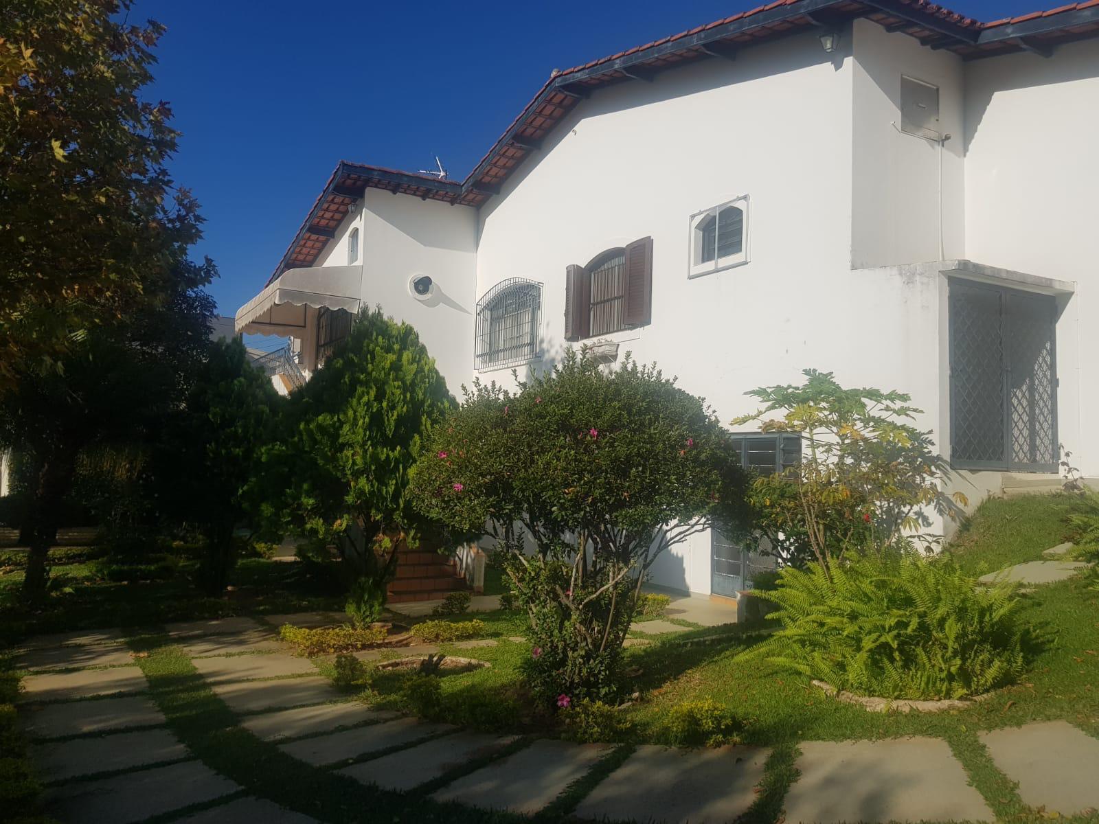 Fachada da casa com jardim frontal