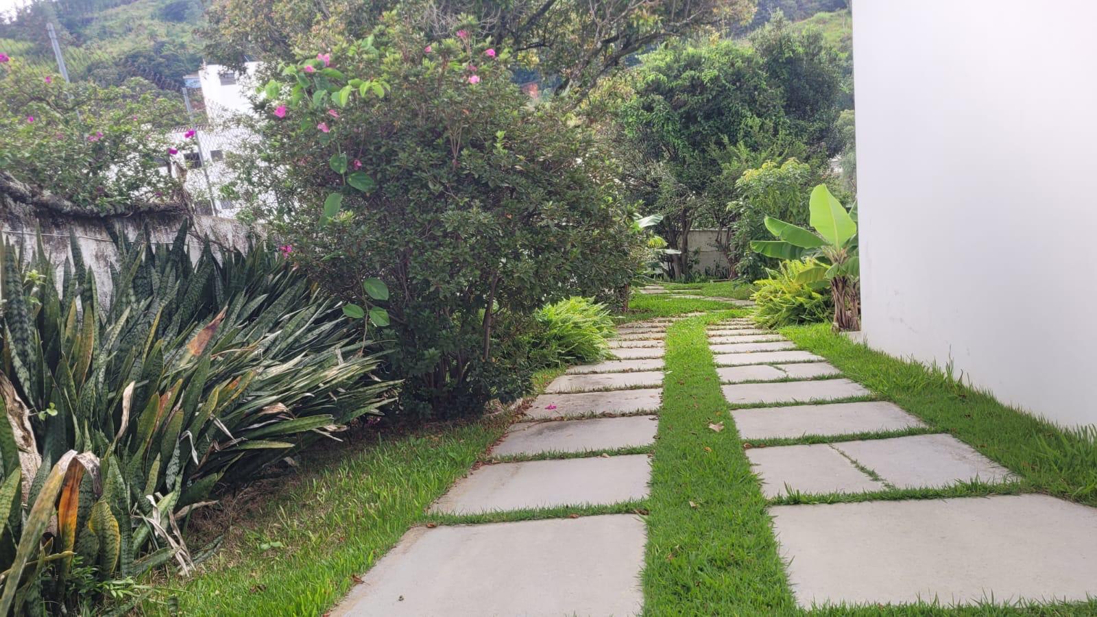 Caminho pelo jardim com vista para as montanhas