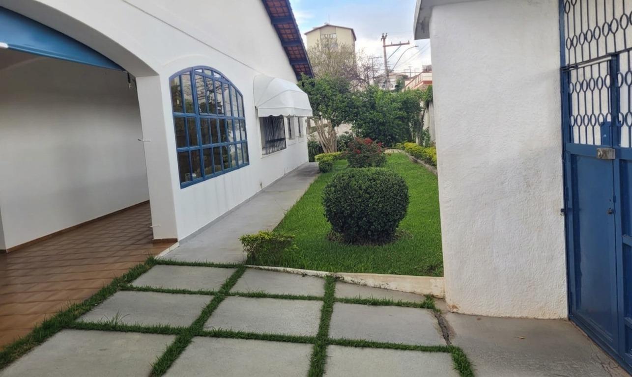 Garagem coberta e lateral da casa