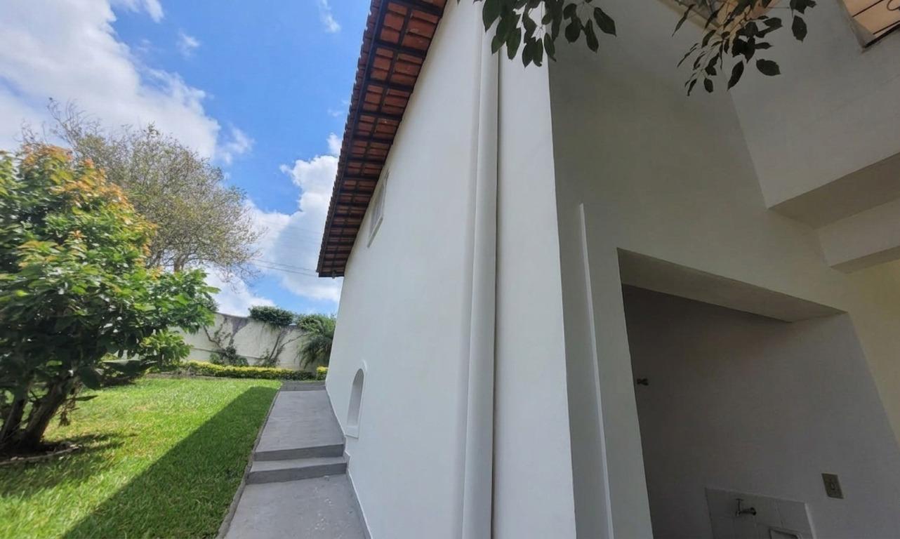 Passagem lateral ao longo da casa