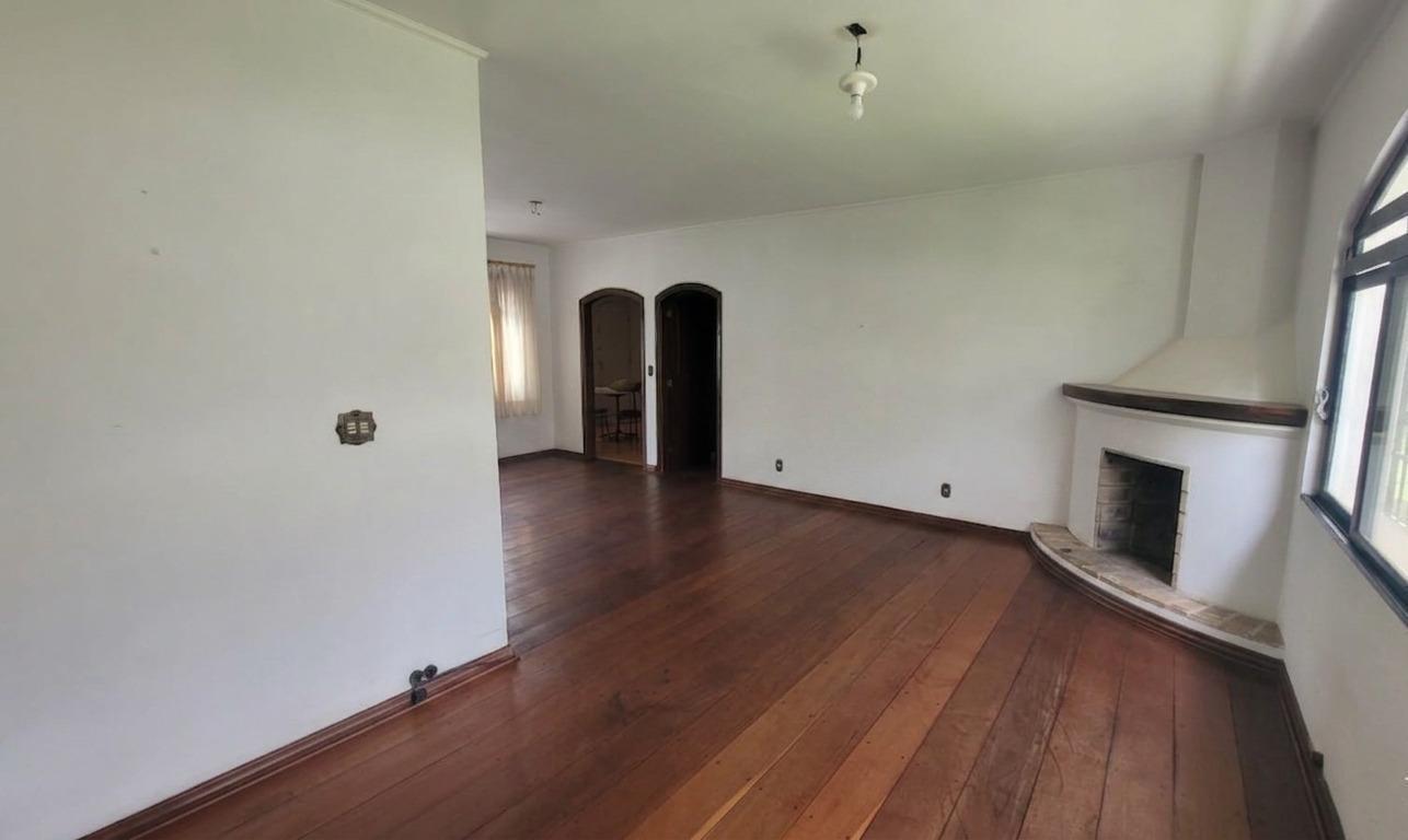 Sala ampla com lareira de canto