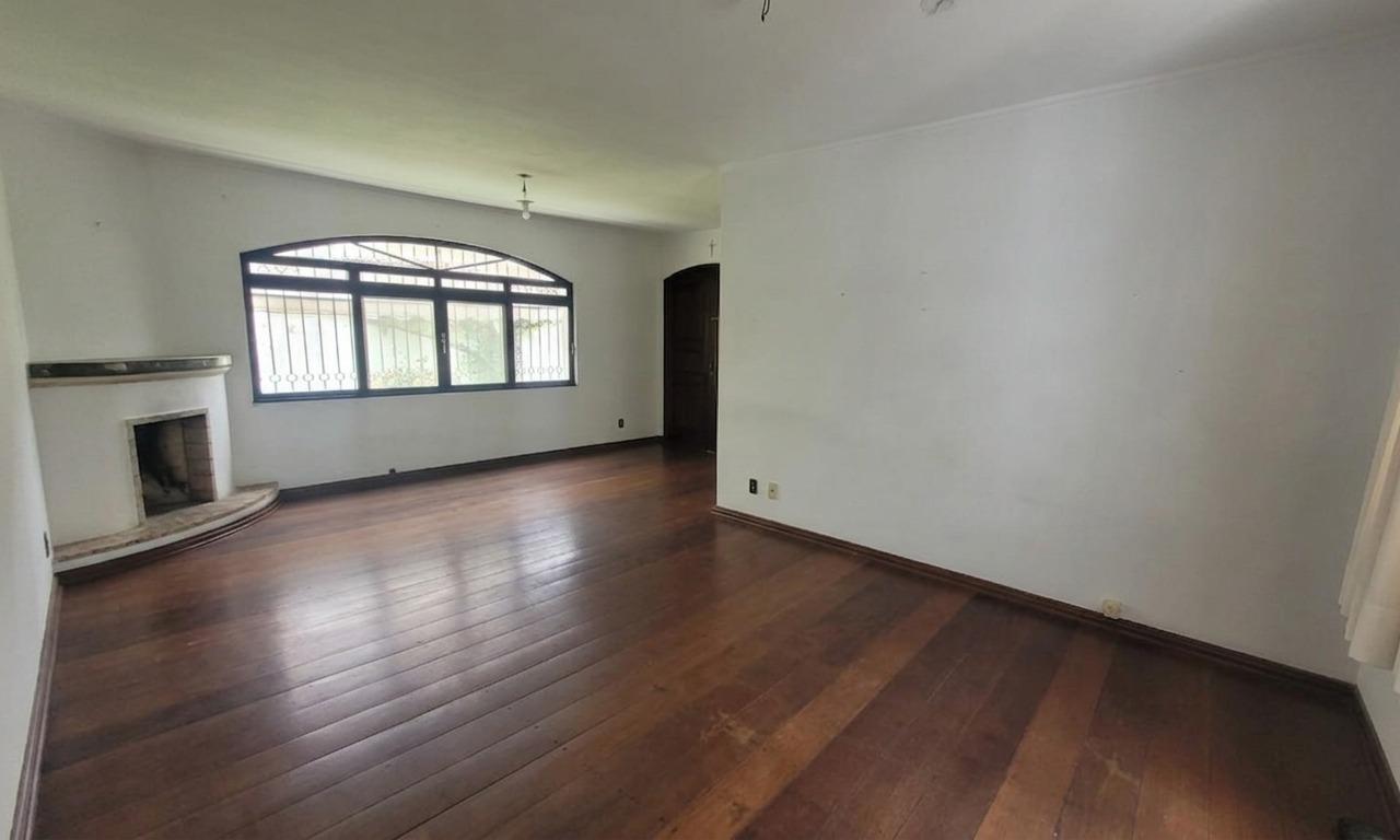 Sala com lareira e amplas janelas em arco