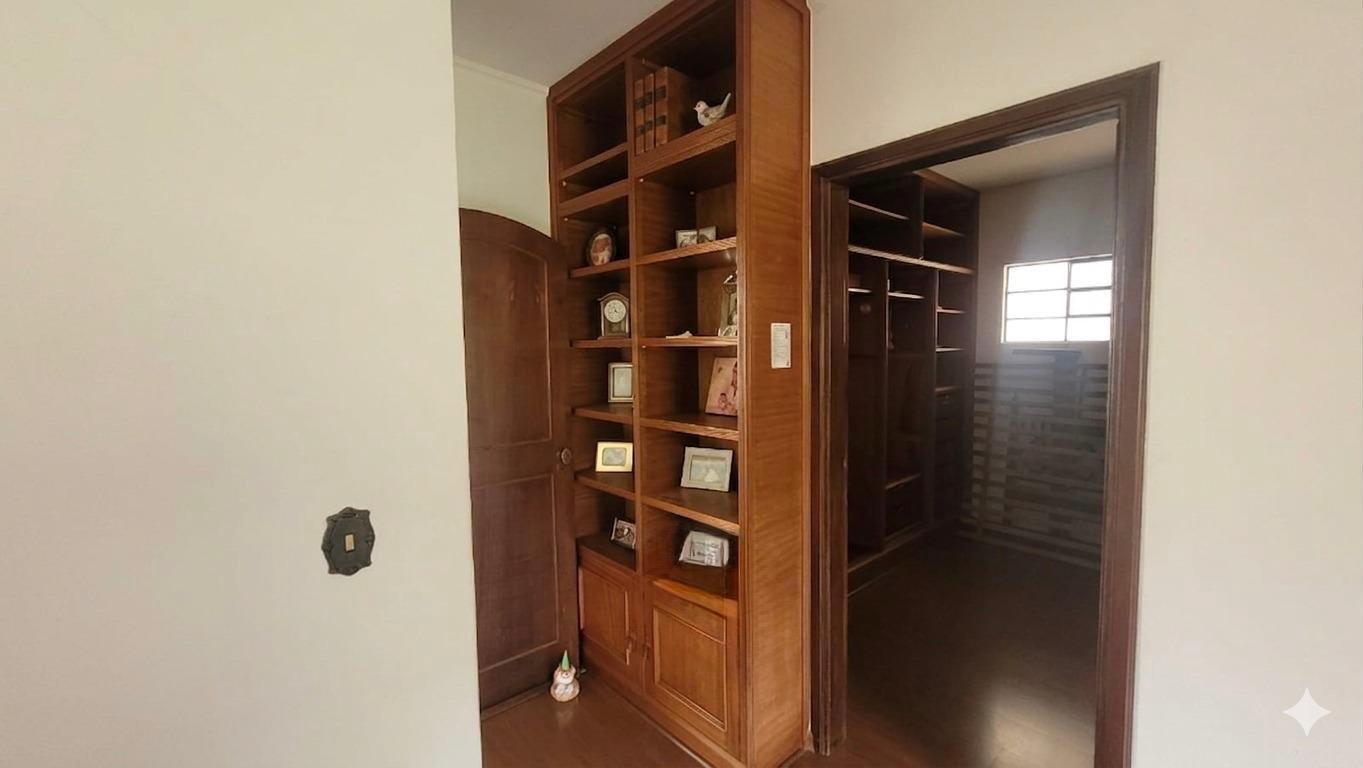 Closet com armários de madeira