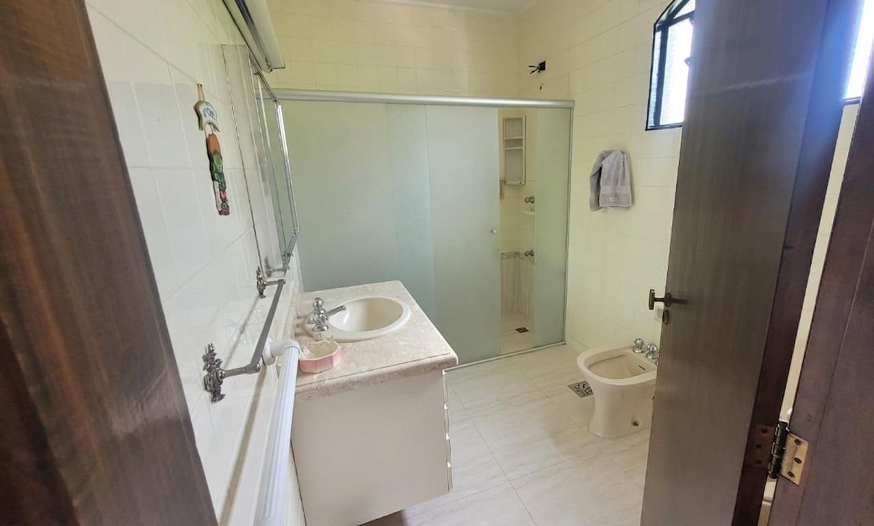 Banheiro com bancada e box de vidro