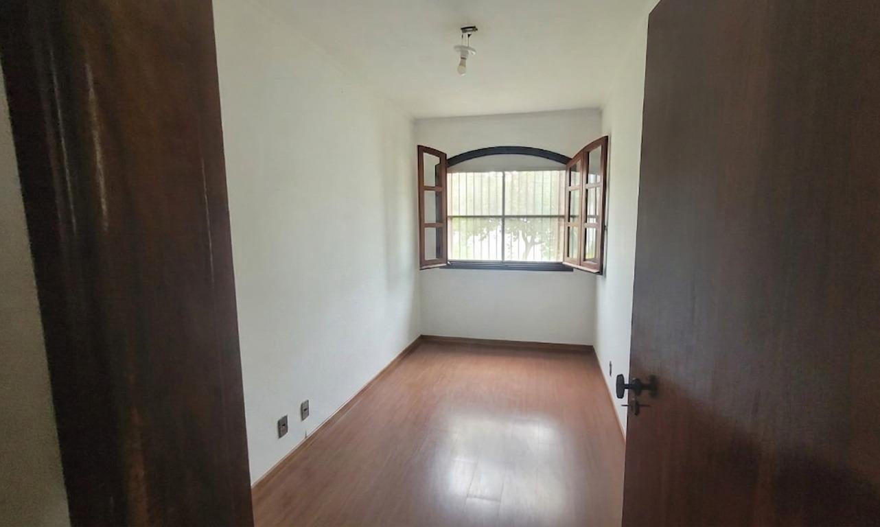 Quarto com janela em arco para o verde
