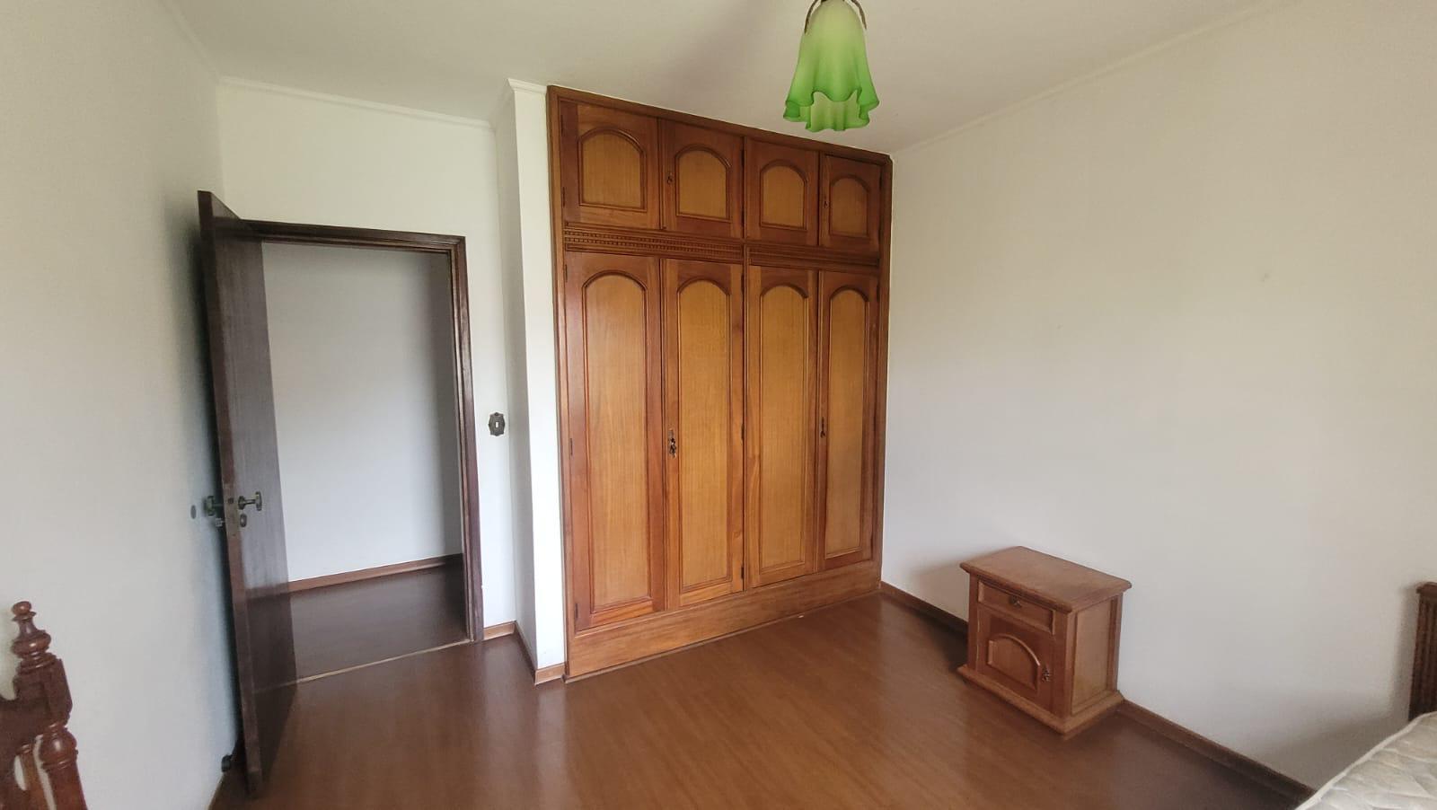 Quarto com armário embutido