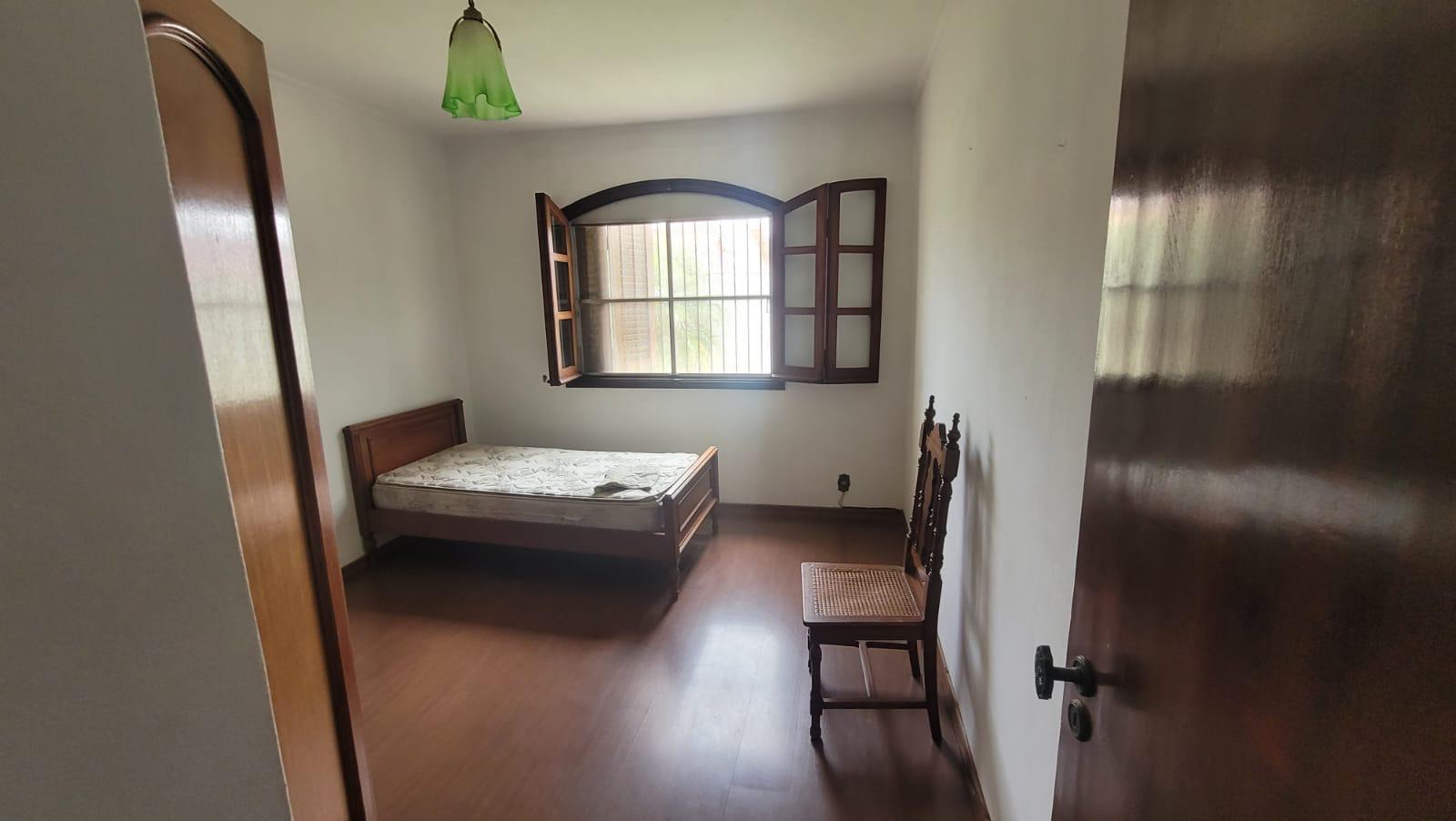 Quarto com janela em arco