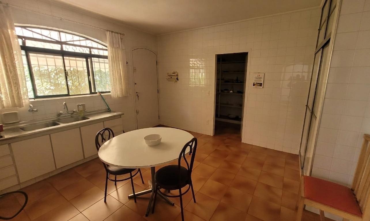 Cozinha com janela em arco e despensa