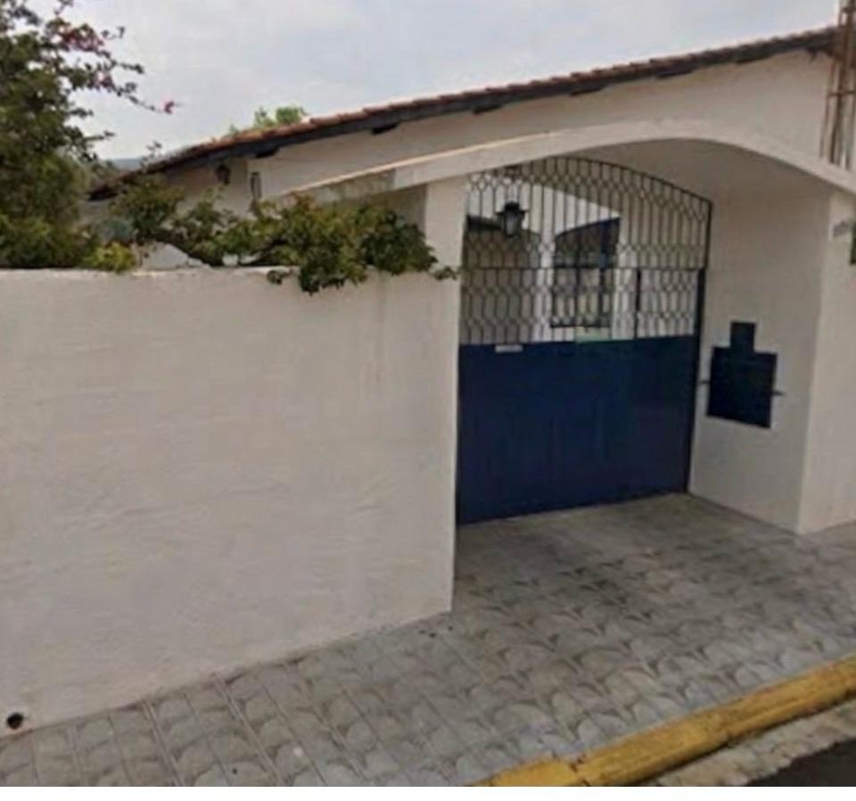 Entrada com portão e arco de acesso